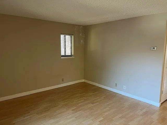 301 Stonegate Cir — Photo 2