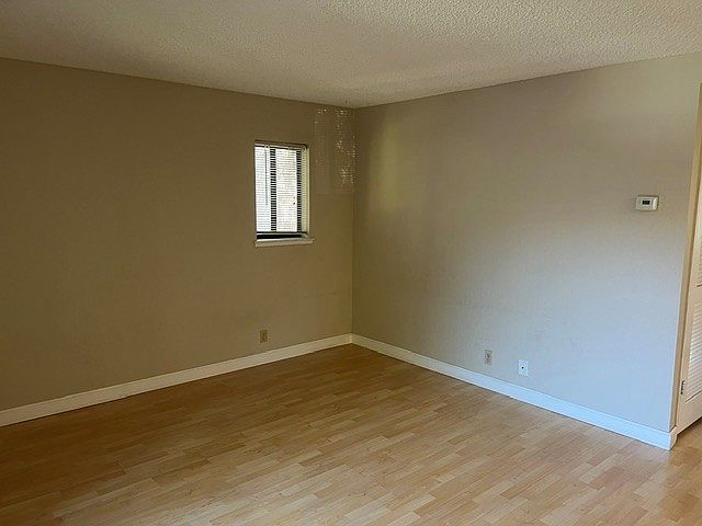 2nd image of 301 Stonegate Cir