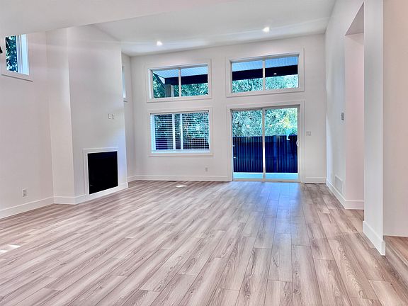 5th image of 396 Eagle St