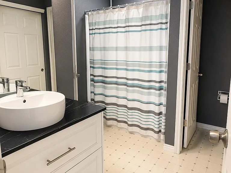 Jack/Jill Bathroom