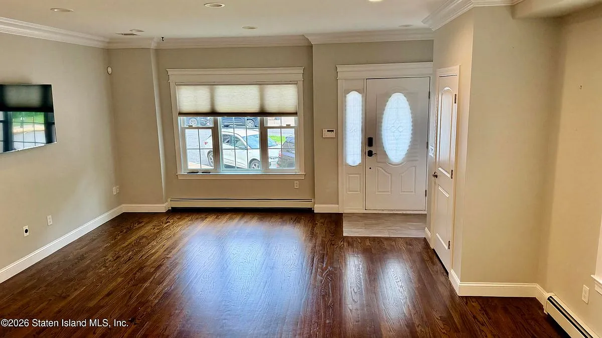 3 bed, 3.0 bath, 2474 sqft, $4,000 — Photo 2