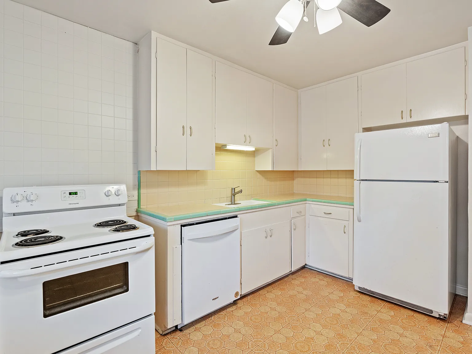 2 bed, 1400 sqft, $1,550 — Photo 2