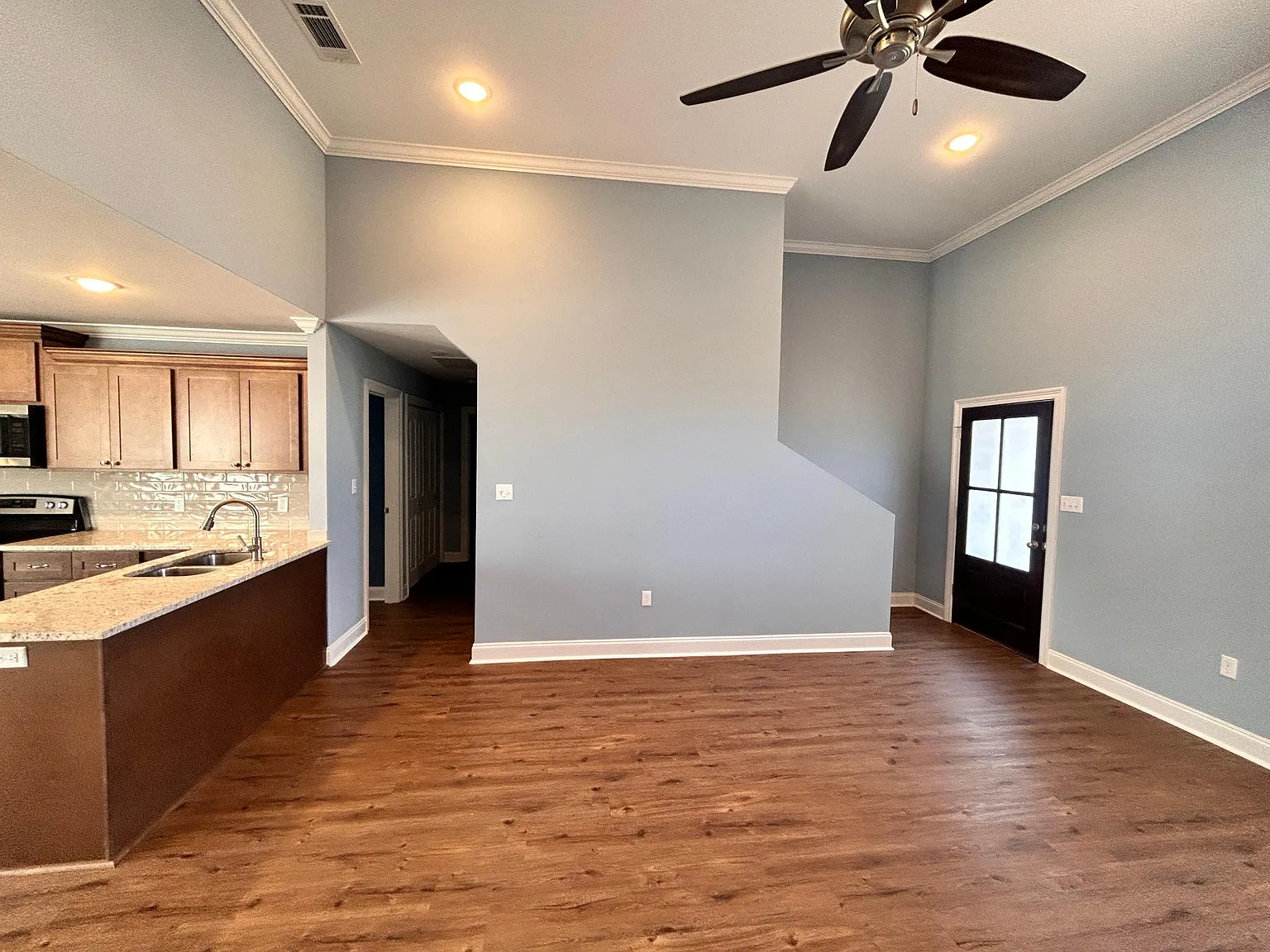 3 bed, 2.5 bath, 1800 sqft, $1,950 — Photo 4