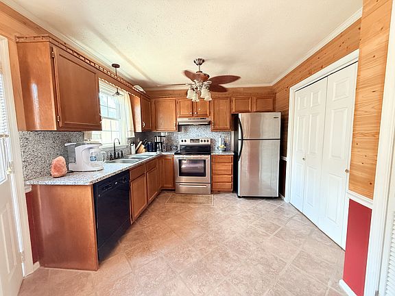 4th image of 810 Lewis Ct