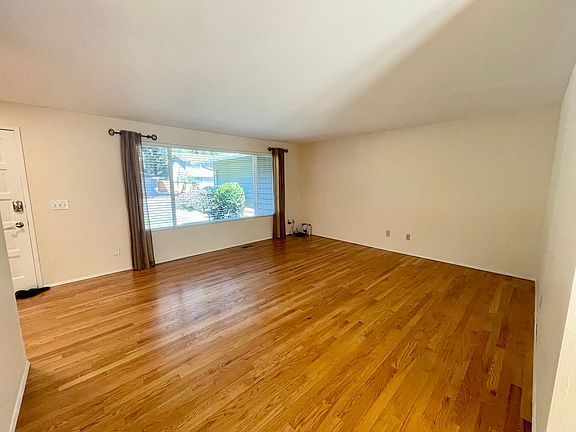3rd image of 10412 164th Ave NE