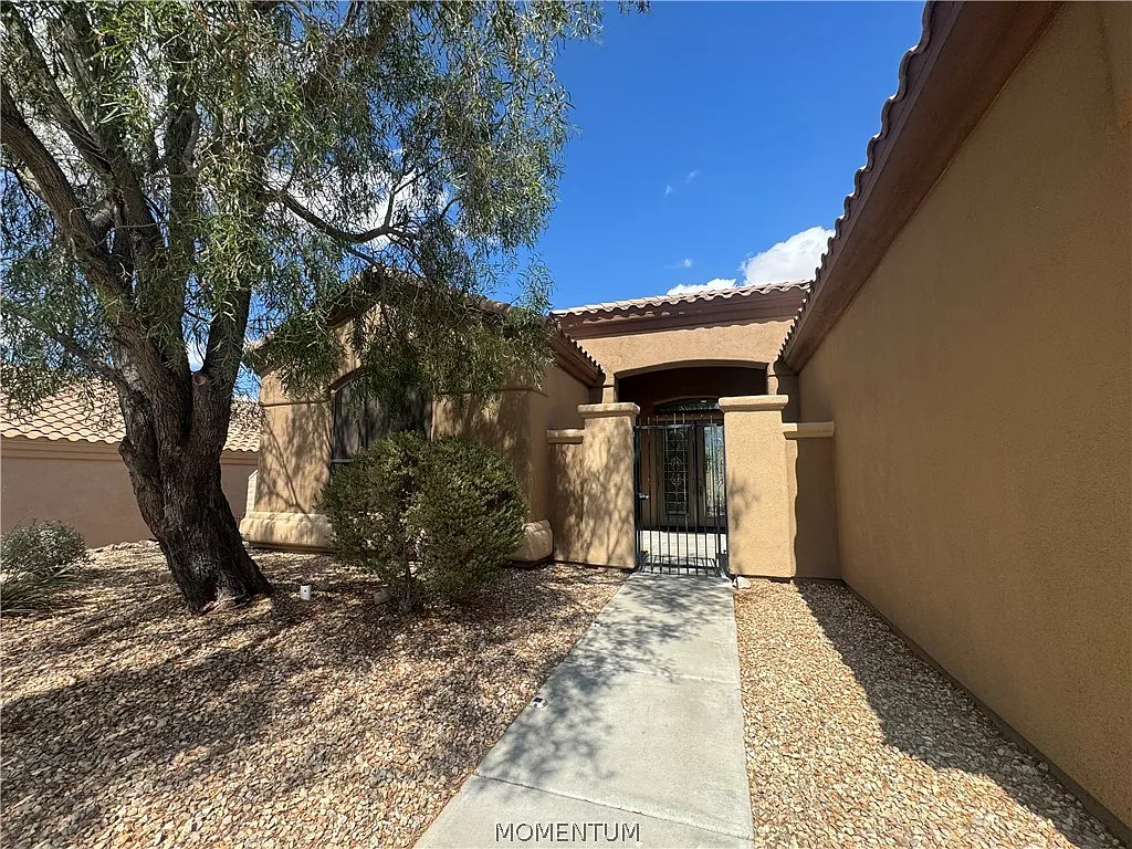 3 bed, 2.0 bath, 1898 sqft, $2,300 — Photo 2