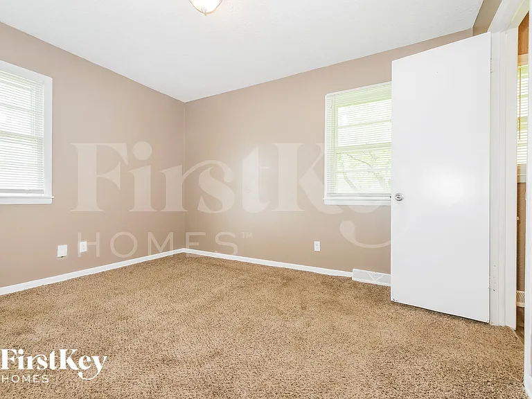 405 SW 11th St — Photo 10