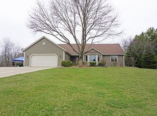 S37W22170 Crestview Dr, Waukesha, WI 53189