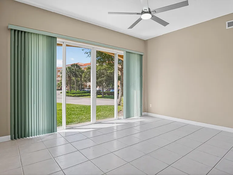 37 Harbour Isle Dr E #106 — Photo 17