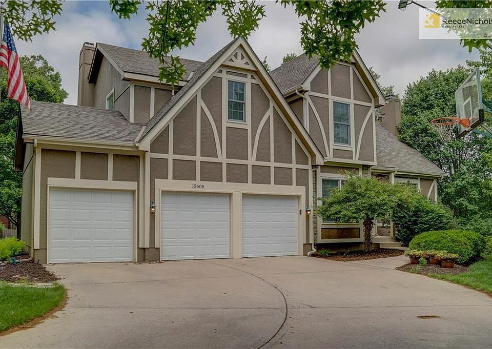 Blue Valley with 3 Car Garage!