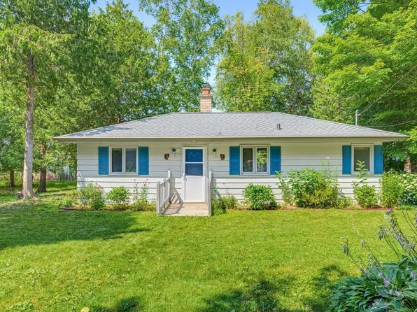 322 Lakeside DRIVE, Fredonia, WI 53021