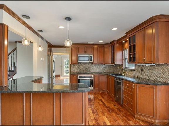5th image of 94 Croyden Ave