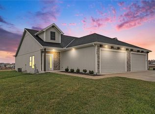 709 Ridge Dr, Smithville, MO 64089