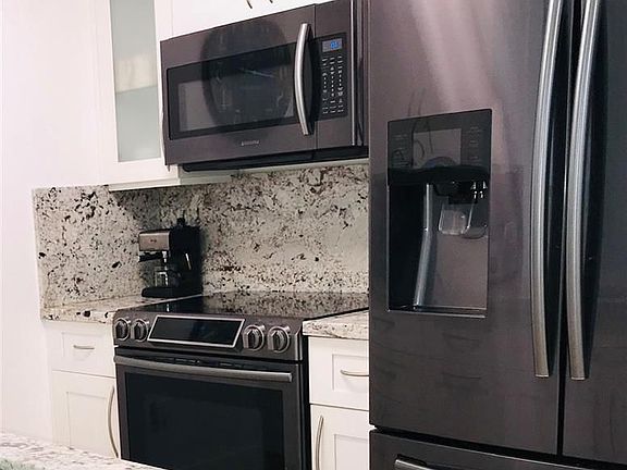 4th image of 601 NE 23rd St APT 601