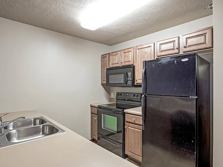 Auburn Manor Apartments — Photo 13