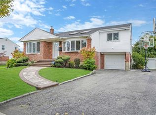 49 Bruce Ln, Westbury, NY 11590