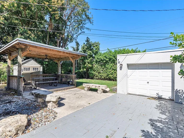 2231 SW 17th St — Photo 30