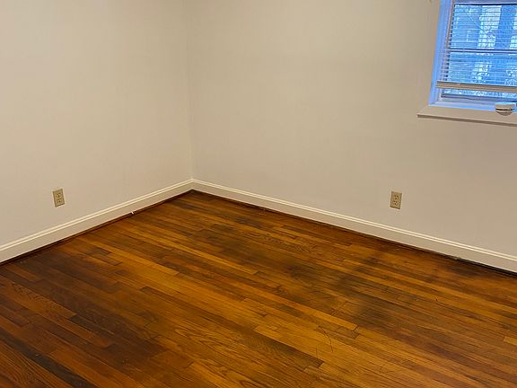 5th image of 1954 Hinshaw Ave #B