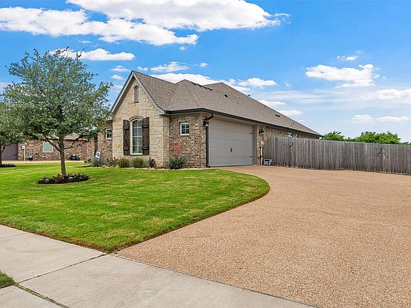 5th image of 609 Hunton Ln
