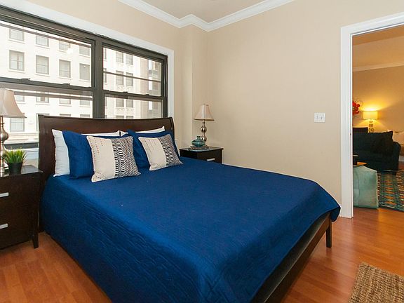 2nd image of 25 E Delaware Pl