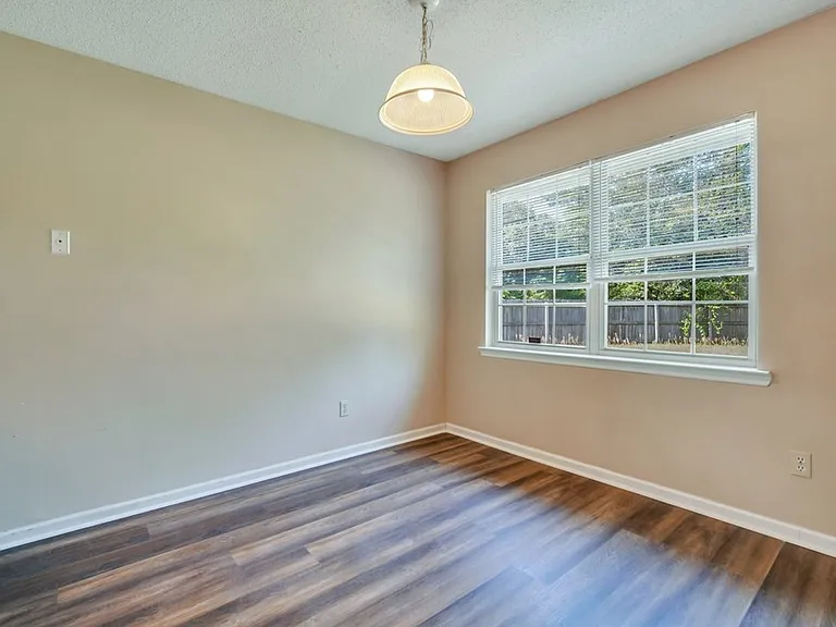 1501 Woodcrest Cir — Photo 14