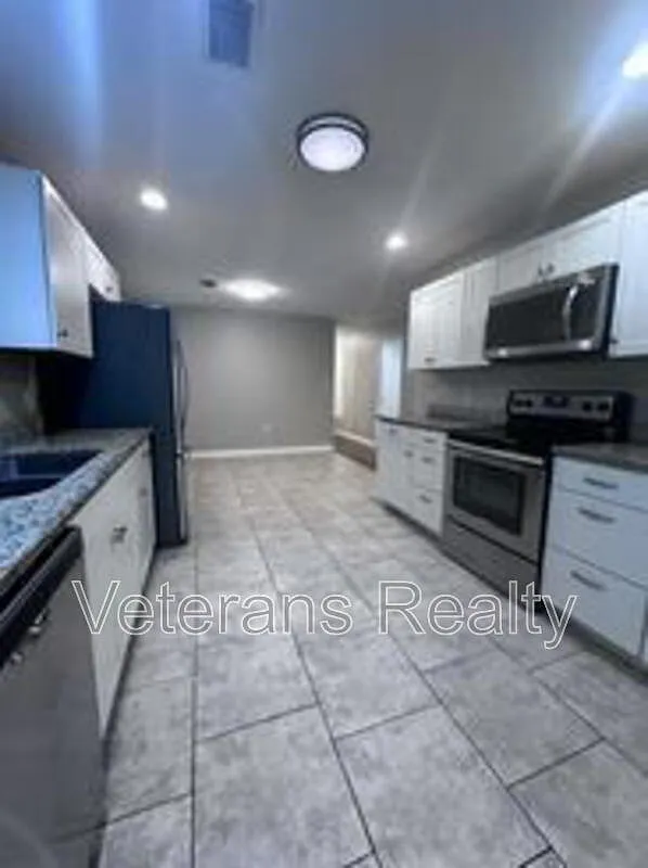 3 bed, 2.0 bath, 1281 sqft, $1,600 — Photo 4