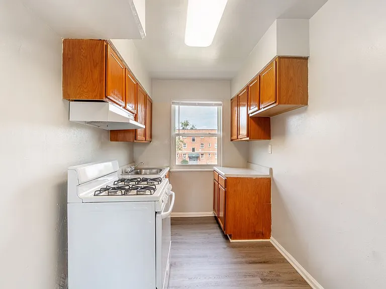 Bedford and Victoria Station Apartments — Photo 16