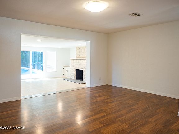 4th image of 222 Putnam Ave