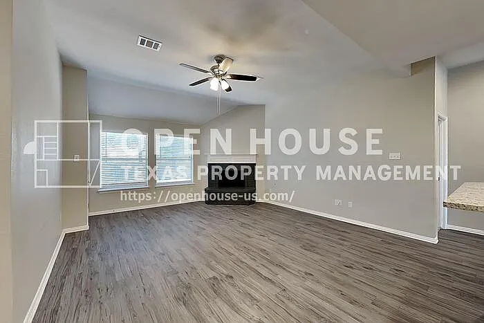 4 bed, 2.0 bath, 2374 sqft, $2,570 — Photo 4
