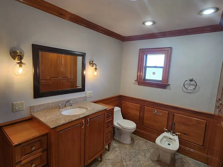549 Burlington Ave NE — Photo 26