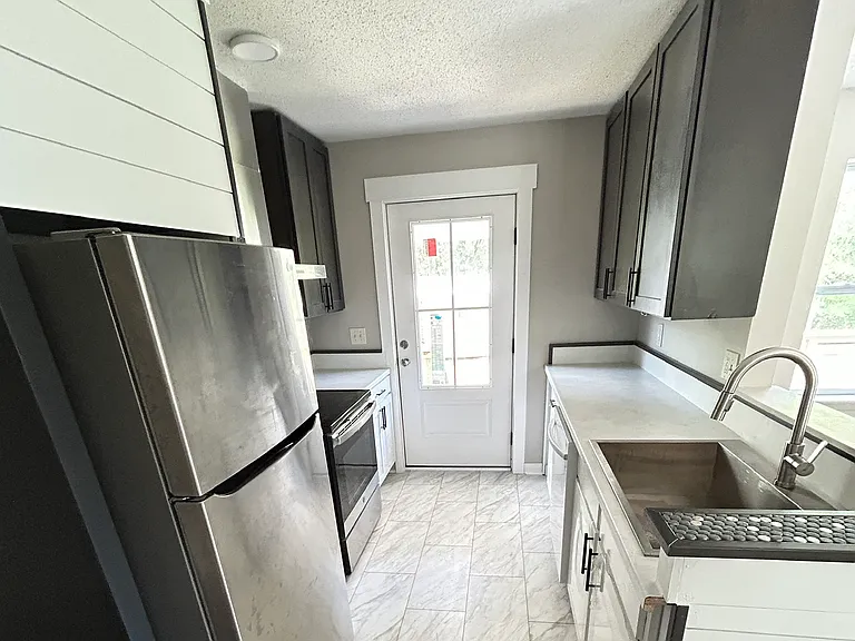 353 Courtenay Ave — Photo 3