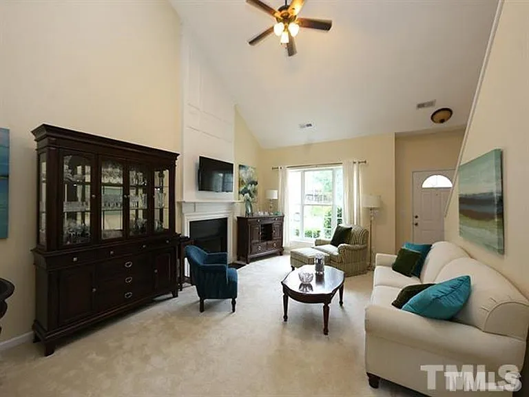 207 Mannington Dr — Photo 4
