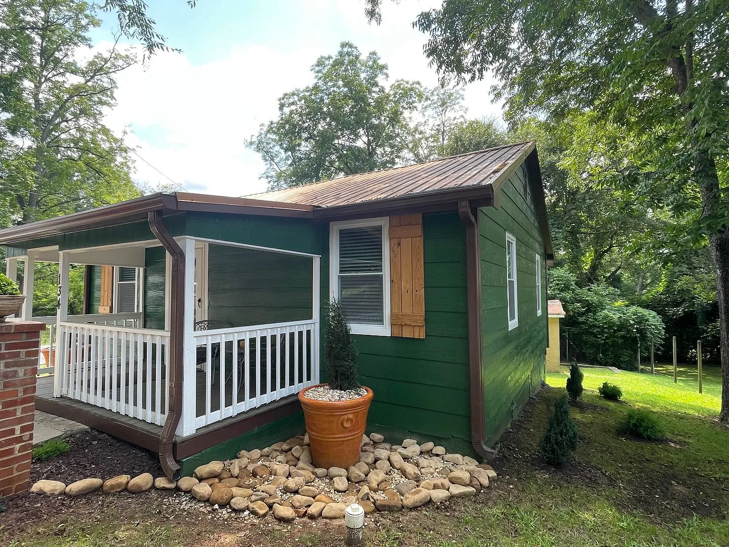 Charming Fully Renovated 2BR/1BA Near Both Hospitals Washer/Dryer Included! — Photo 2