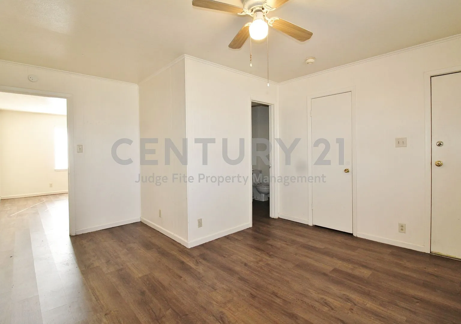 Cozy 1/1 Fourplex Unit On A Corner Lot In Weatherford For Rent! — Photo 4