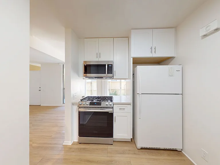 570 N Madison Ave — Photo 6