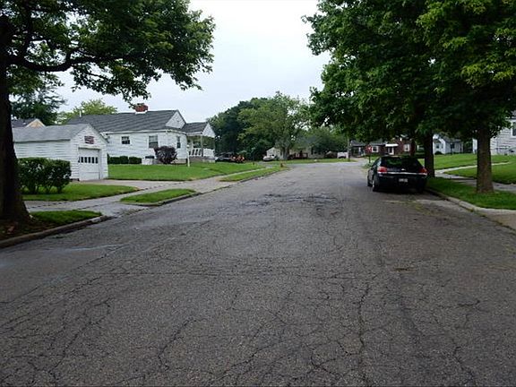 5th image of 2412 Queen Ave