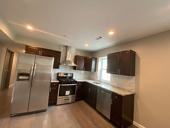 2nd image of 447 Diamond St Floor 2