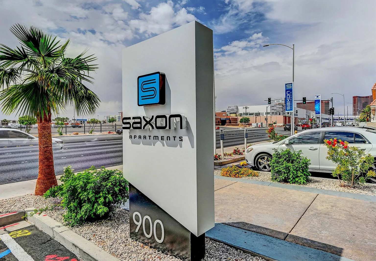 Saxon — Photo 1