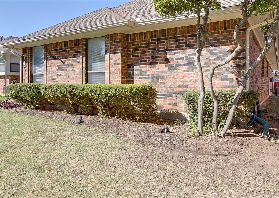 1st image of 745 Red Oak Dr