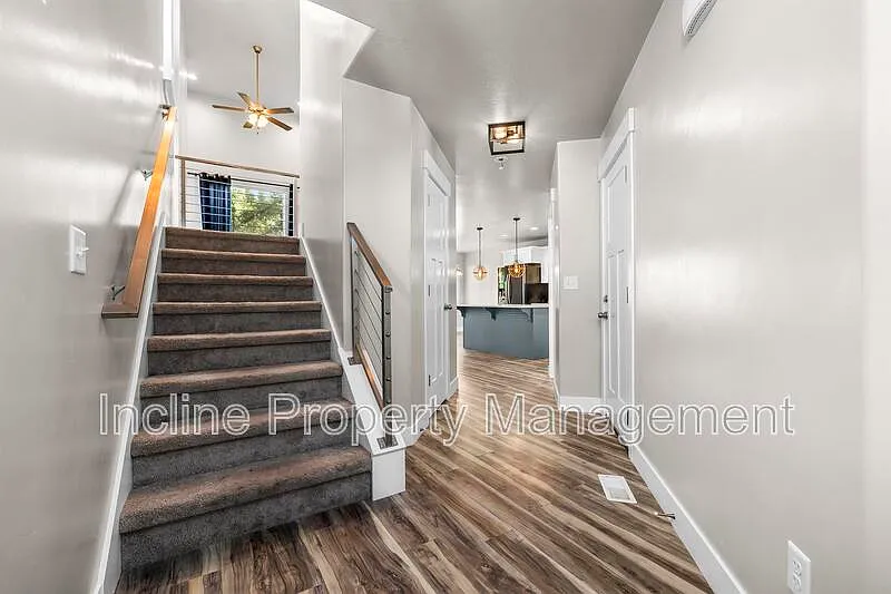 3 bed, 2.5 bath, 2800 sqft, $2,400 — Photo 2