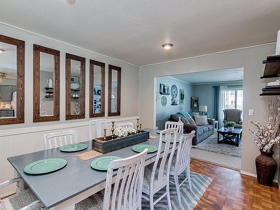 DINING ROOM SEATS EVERYONE!