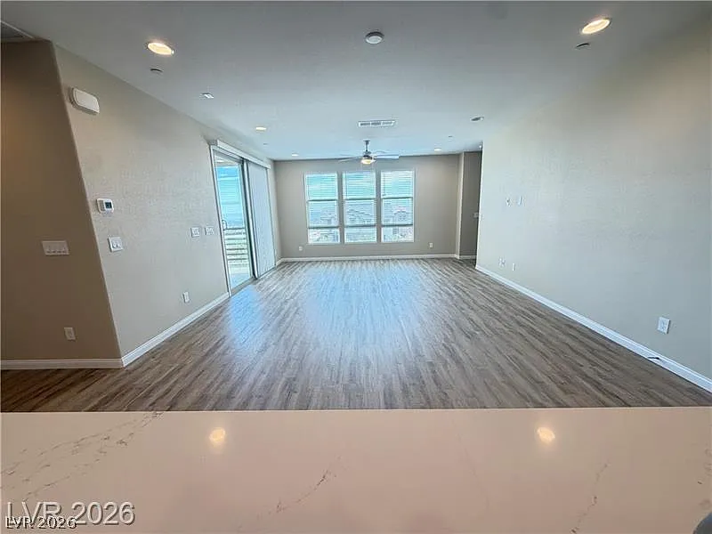 3 bed, 3.5 bath, 1992 sqft, $2,750 — Photo 2