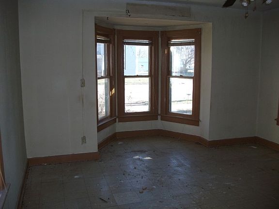 5th image of 10779 Main St
