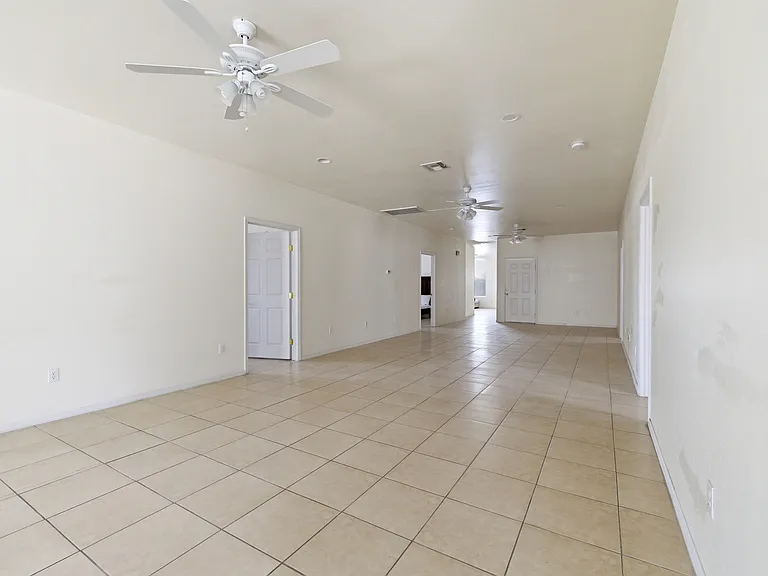 512 W Brown St — Photo 30