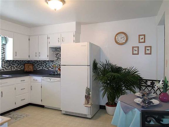 3rd image of 190 Park Dr