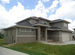 3204 163rd St, Urbandale, IA 50323