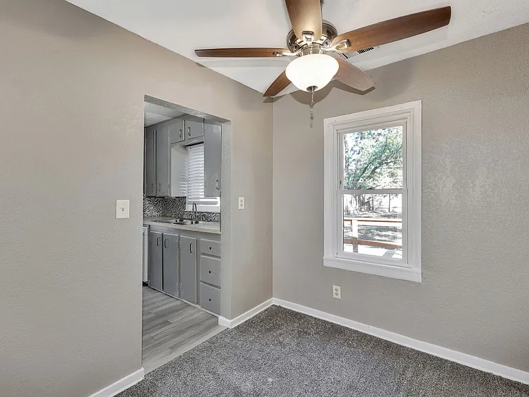 330 N Gordon Ave — Photo 9