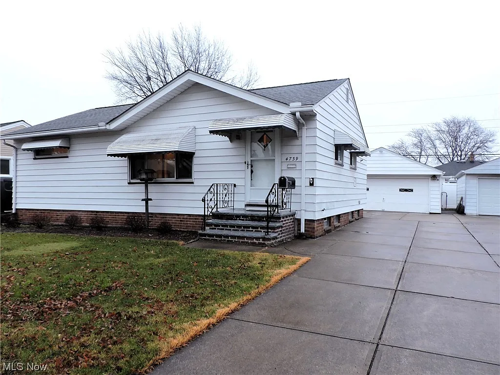 4739 Heather Ln photo 1