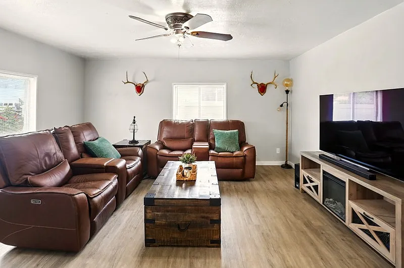 Pet Friendly 3 Bedroom Home! — Photo 2