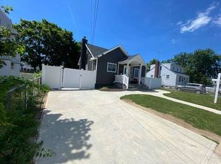 30 Lincoln St, Copiague, NY 11726